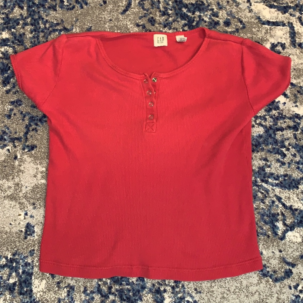 a super cute red button up short sleeve shirt 👚